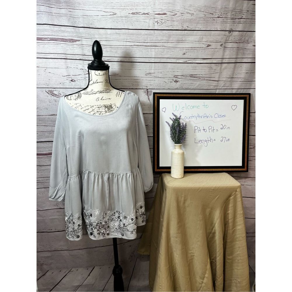 Disney adults size 2 blouse-measurements‎ in pictures